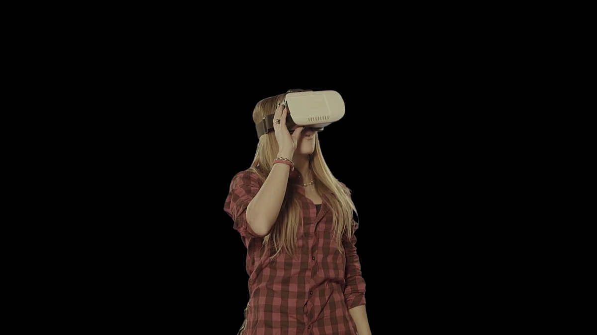 女性虚拟现实耳机。独立剪辑Alpha通道在 版本中可用