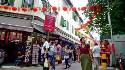 新加坡的中国新年唐人街和旅行者享受劳作