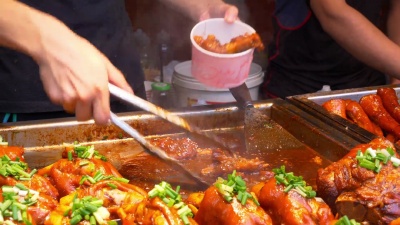 日间武汉市著名的步行街食品慢动作全景 中国