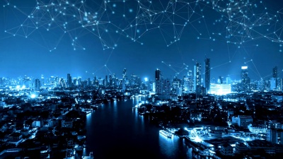 泰国曼谷市中心Sathorn与湄南河的数字网络连接线。智能科技城市金融区和商业中心。摩天大楼和夜间建筑