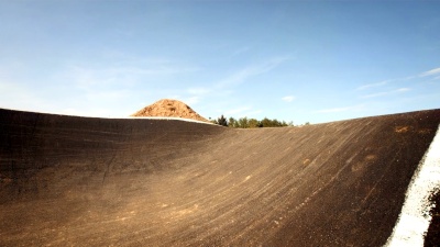 高清慢动作 BMX车手在赛道上跳跃