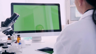 科学家与电视监视器绿色视频会议