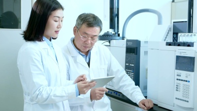 人们在实验室 做化学实验