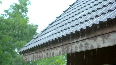 倾盆大雨打在屋顶上
