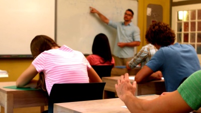 学生在课堂上举手