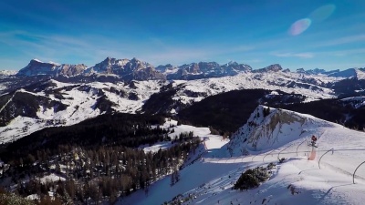 白雪覆盖的高山山峰的景色。滑雪度假区全景