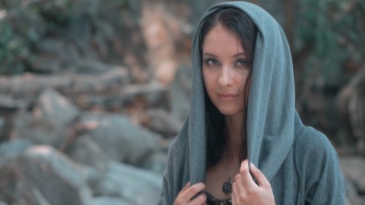带着妆的神秘美女摘下她的帽子