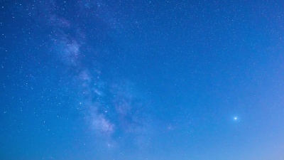   午夜移动银河系，从延时摄影日落到黎明