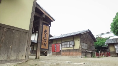 当地村民正穿过村里的街道