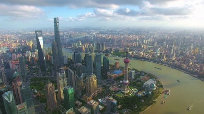 俯瞰上海的摩天大楼，无人机拍摄的镜头