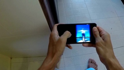 男人坐在马桶上看照片，愤怒的女孩开门拿走手机