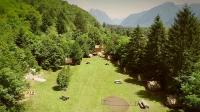 鸟瞰夏令营的小屋和森林中的休闲区。
