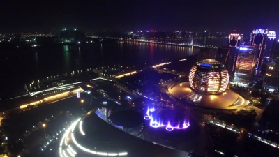 杭州钱塘江附近的现代商业建筑，夜间 