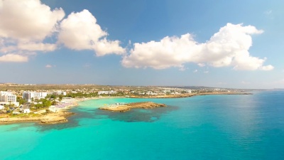塞浦路斯，Nissi海滩，Ayia Napa。鸟瞰视图。美丽的风景和海浪。
