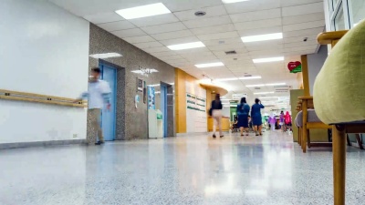 延时摄影，病人在医院的走廊里移动。