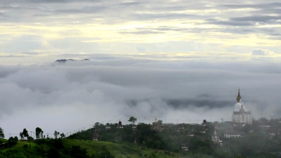 延时摄影雾和云山谷景观，泰国Wat Pha Sorn Kaew