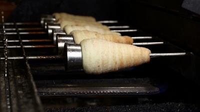 关闭烟囱蛋糕烘烤和滚动