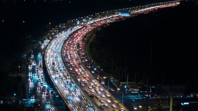 T/L PAN夜间拥挤的交通/北京，中国