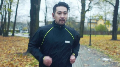 日本人在雨天跑步(慢动作)