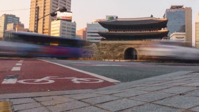 Namdaemun Gate(Sungnyemun)道路上汽车交通的 延时