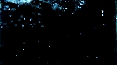 汽水泡在液体和冰中漂浮起来。