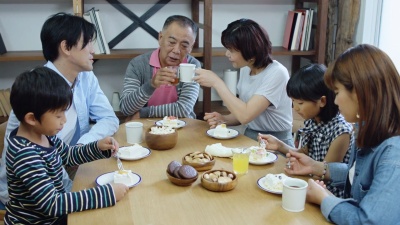 大家庭喝茶吃蛋糕