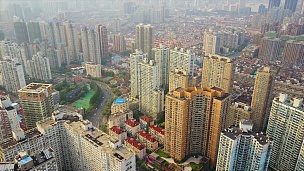 中国晴朗日落上海城市景观航空全景 