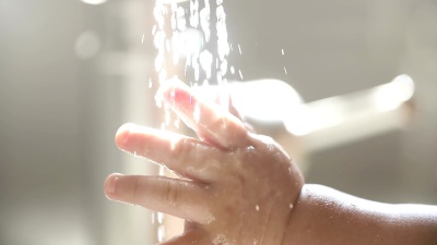 宝宝的手感受水龙头的水流