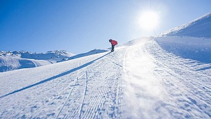 滑雪者下坡，弯腰以获得更快的速度