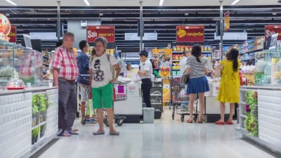 顾客在收银台付款