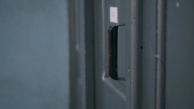女人的手打开门