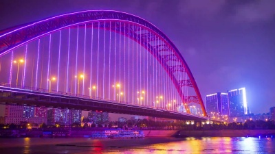 夜晚照亮武汉市著名的青川大桥滨江海湾全景 时光流逝中国