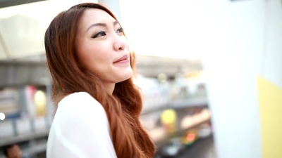 年轻美丽的女子在城市里放松