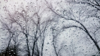 雨滴落在玻璃上