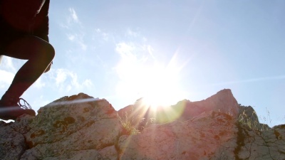 特写镜头 身着皮革步行靴的无法辨认的女性爬山