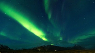 冰岛天空中北极光或北极光舞蹈的延时摄影
