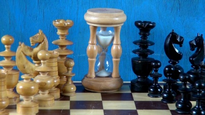 棋盘和沙漏上的木制棋子