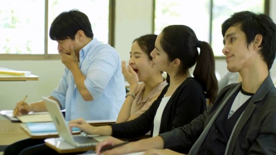 年轻人在演讲中打哈欠，感到困倦