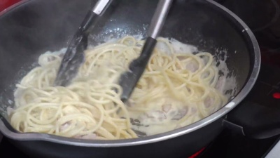 煮意大利面条。
