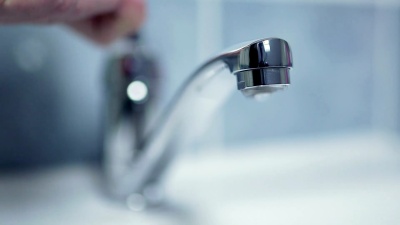 家用浴室中的手动打开水龙头