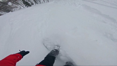 自由式滑雪板在刚下的雪上玩得开心