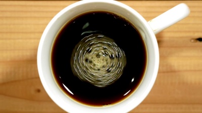 木桌上白色杯子里的咖啡