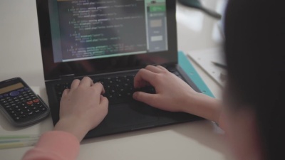 女孩在家在笔记本电脑上学习编码的观点