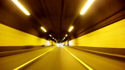 夜间道路POV通过城市在夜间延时摄影。看到后面的汽车