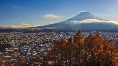 日本秋天下雪的富士。