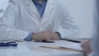 医生在他的办公室会见病人