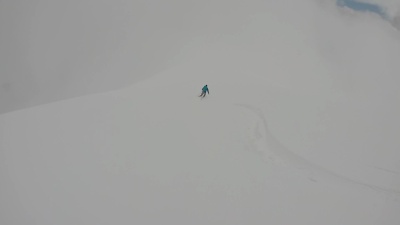 高山滑雪者下降粉坡的POV