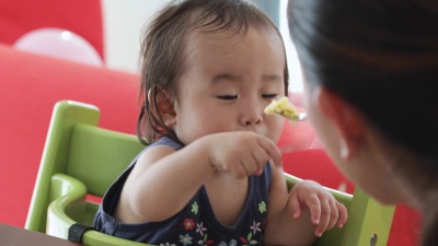 宝宝让妈妈吃零食。