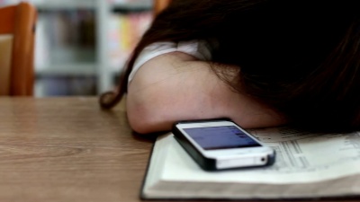 中国女学生在图书馆打盹，实时。