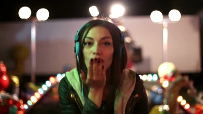 戴着耳机随着音乐节奏跳舞的迷人女子